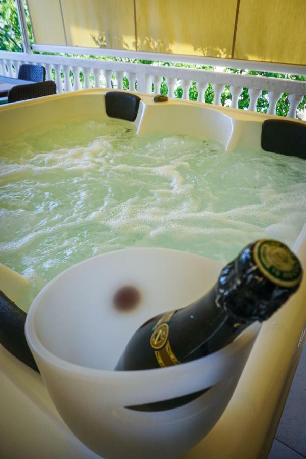 Apartment Paula With Private Jacuzzi And Parking- Near The Beach ซาดาร์ ภายนอก รูปภาพ